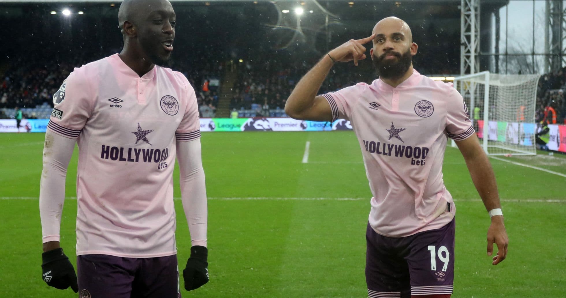 Deux joueurs de Brentford célébrant un but Deux joueurs de Brentford célébrant un but