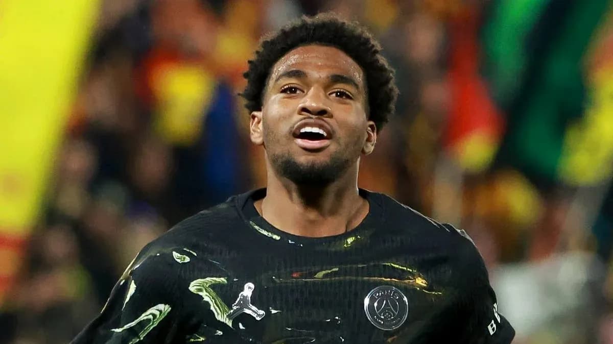 Joueur célébrant un but pendant un match de football Joueur célébrant un but pendant un match de football