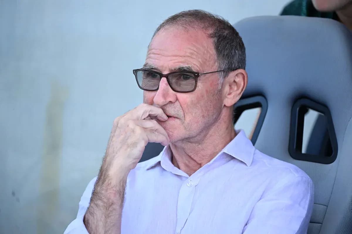 Homme en lunettes assis sur le banc de touche Homme en lunettes assis sur le banc de touche