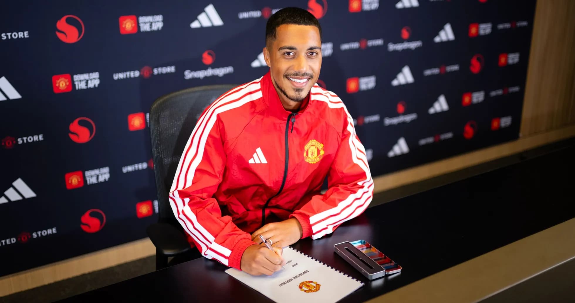 Joueur signant contrat avec Manchester United Joueur signant contrat avec Manchester United