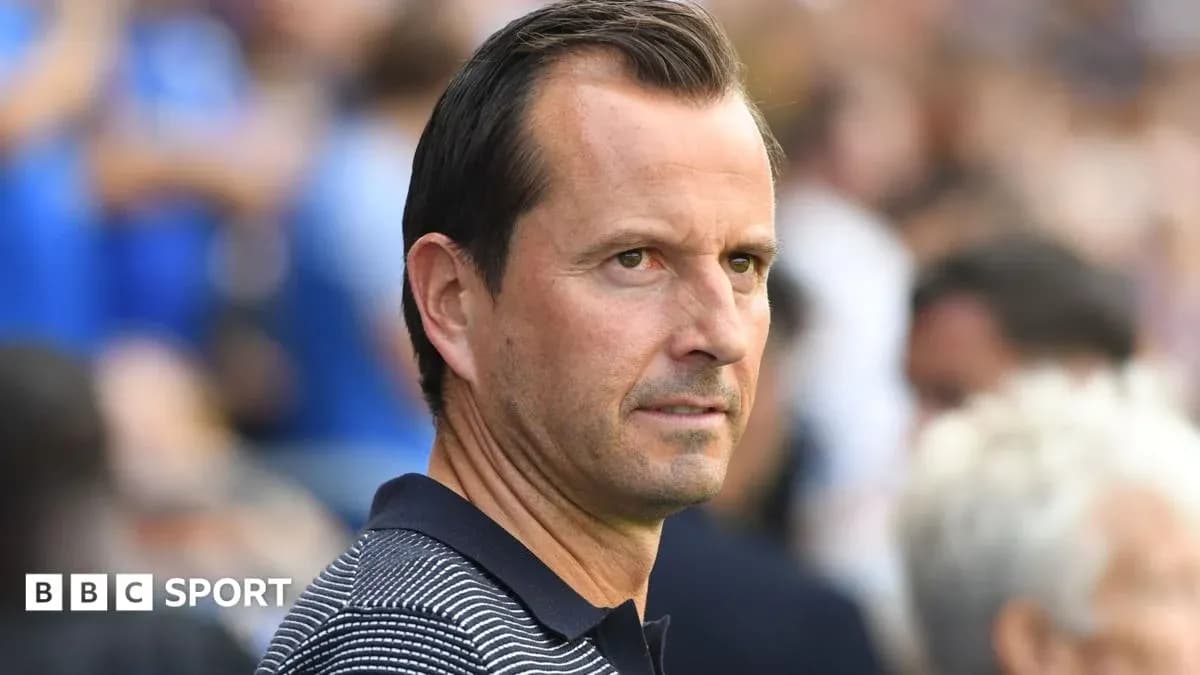 Entraîneur observant le match depuis la ligne de touche Entraîneur observant le match depuis la ligne de touche