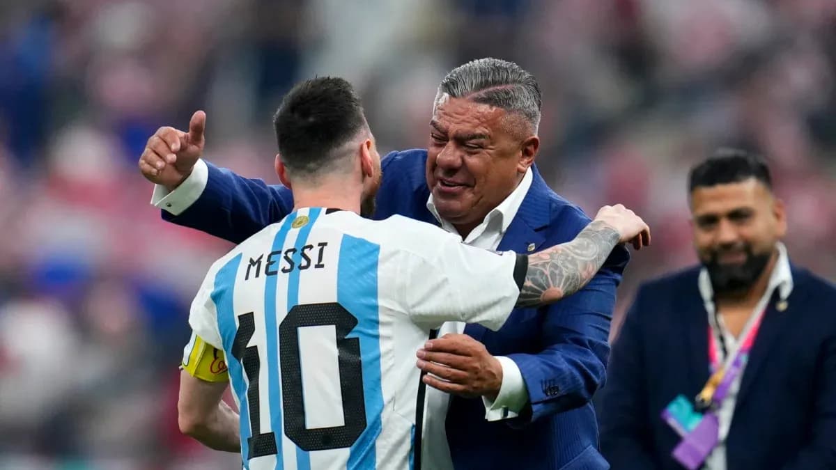 Messi et un officiel se félicitant après le match Messi et un officiel se félicitant après le match