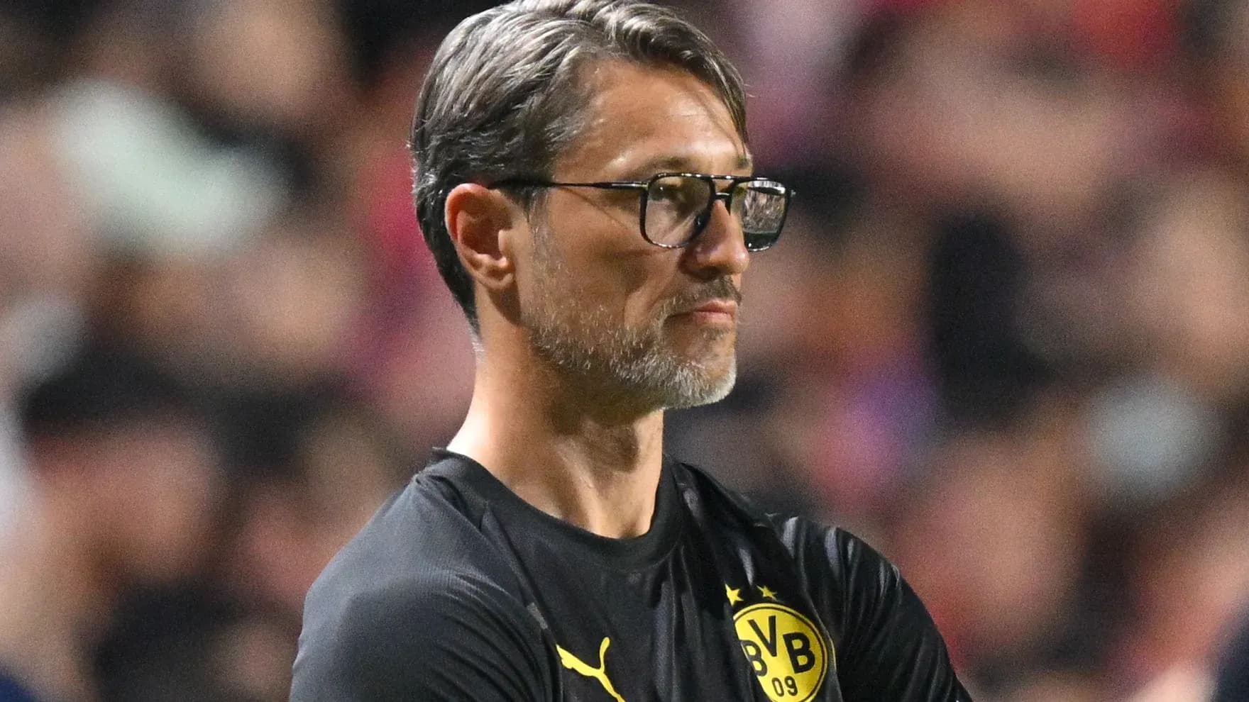 Entraîneur observant le match depuis la touche Entraîneur observant le match depuis la touche