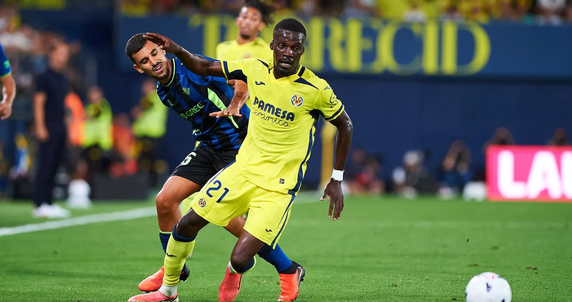 Joueur de Villarreal dribblant un adversaire en match Joueur de Villarreal dribblant un adversaire en match