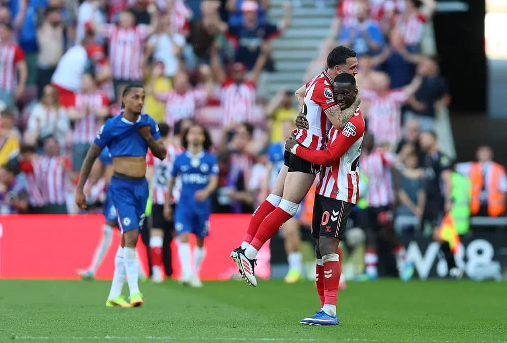Deux joueurs de Sunderland célèbrent un but Deux joueurs de Sunderland célèbrent un but