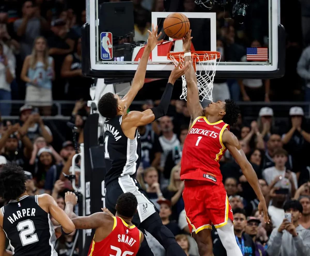 Joueur dunkant pendant un match NBA Joueur dunkant pendant un match NBA