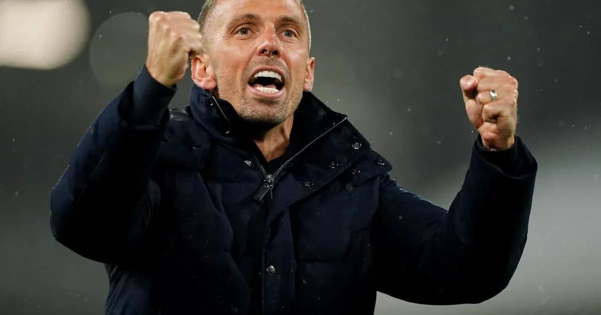Entraîneur célébrant une victoire sur le terrain Entraîneur célébrant une victoire sur le terrain