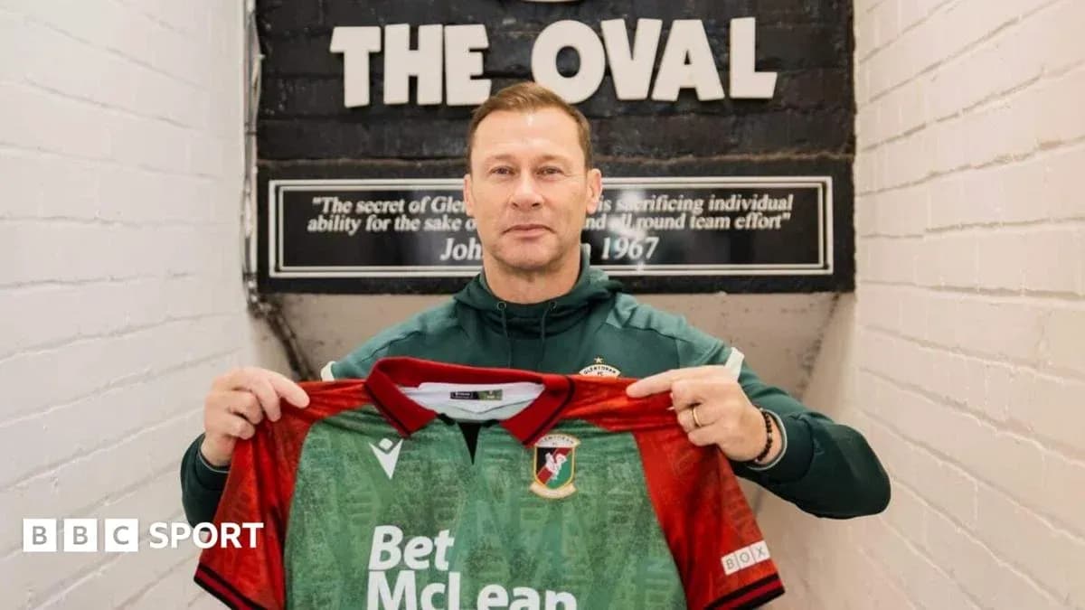 Entraîneur présentant le maillot de l'équipe au Oval Entraîneur présentant le maillot de l'équipe au Oval