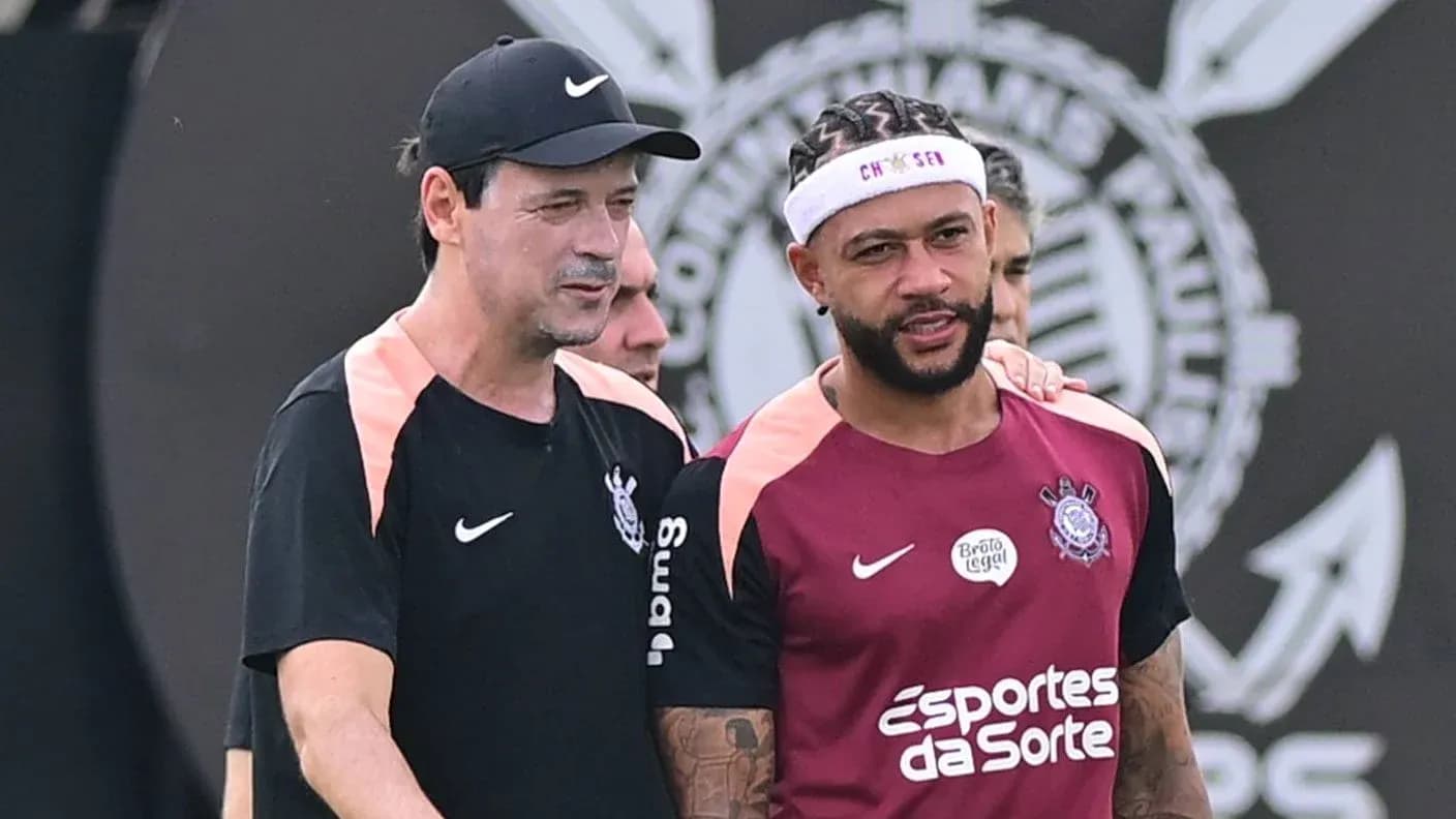 Entraîneur discutant avec joueur lors de l'entraînement Entraîneur discutant avec joueur lors de l'entraînement