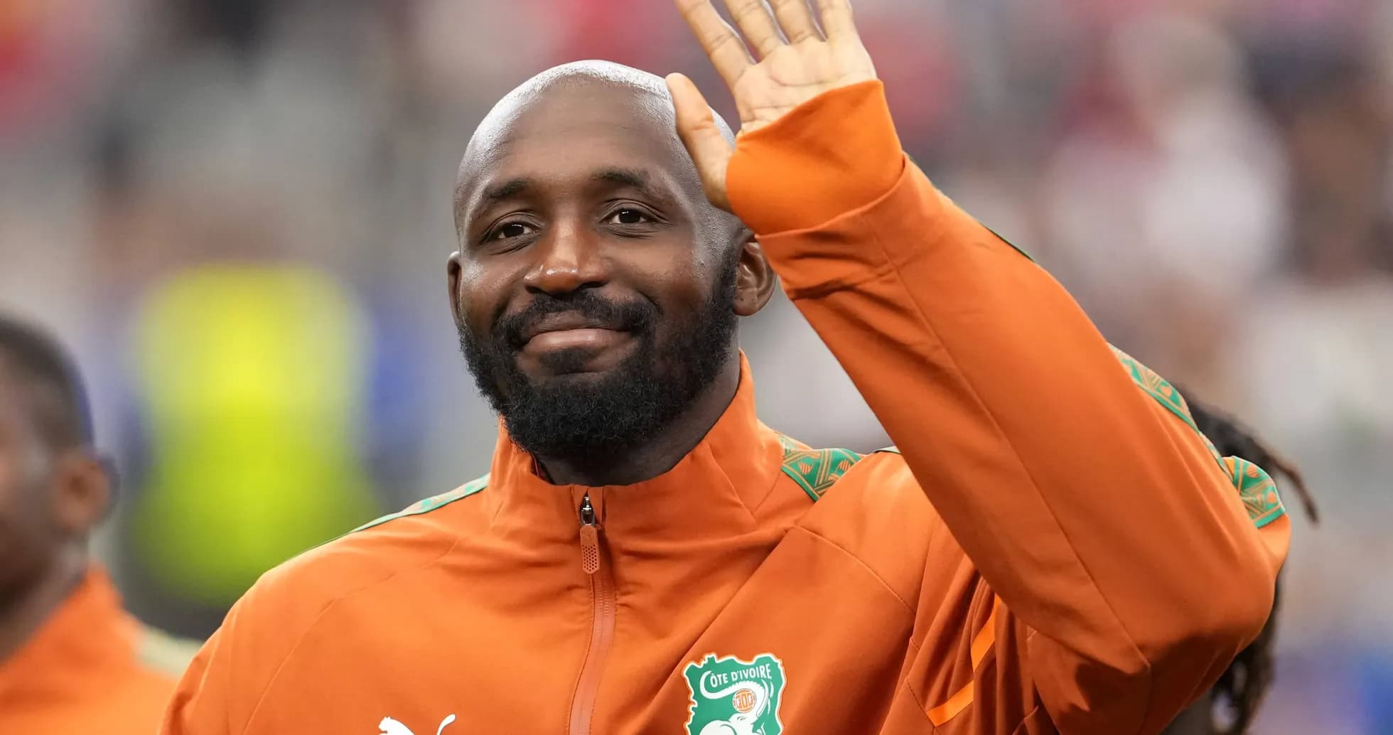 Joueur de Côte d'Ivoire saluant avant le match Joueur de Côte d'Ivoire saluant avant le match