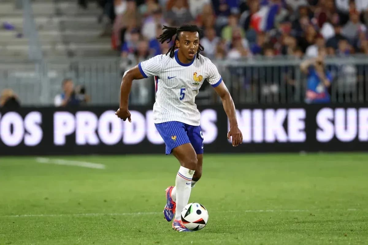 Joueur dribblant le ballon lors d'un match Joueur dribblant le ballon lors d'un match
