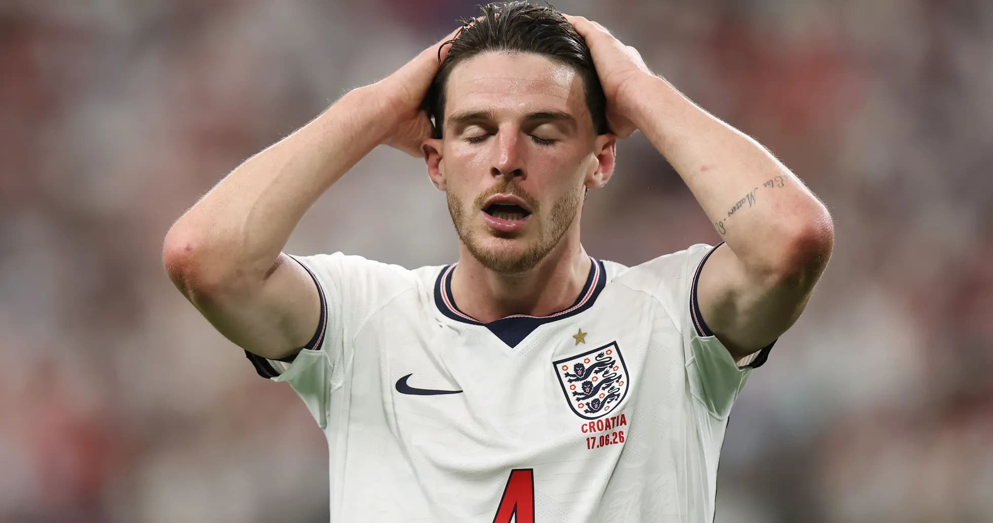 Joueur anglais se tenant la tête après une action Joueur anglais se tenant la tête après une action