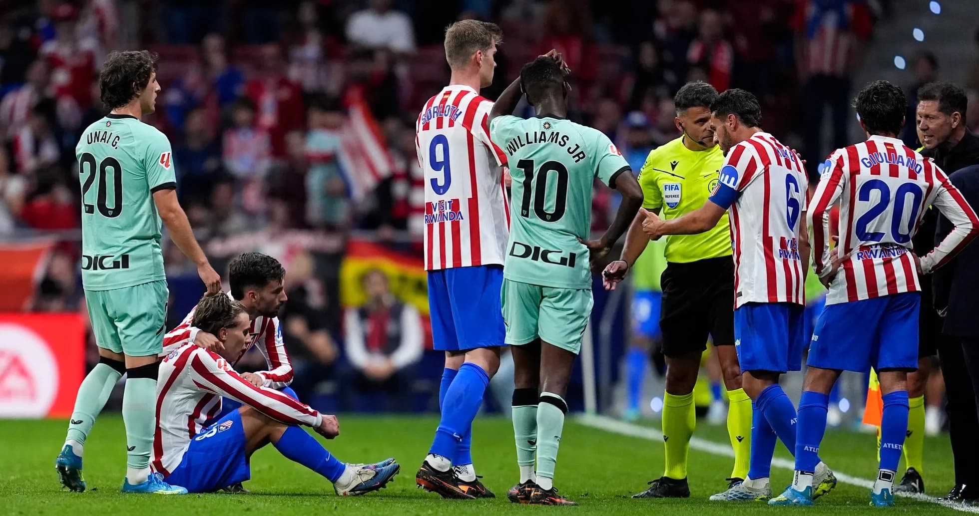 Joueurs d'Athletic Club et d'Atletico Madrid discutant Joueurs d'Athletic Club et d'Atletico Madrid discutant