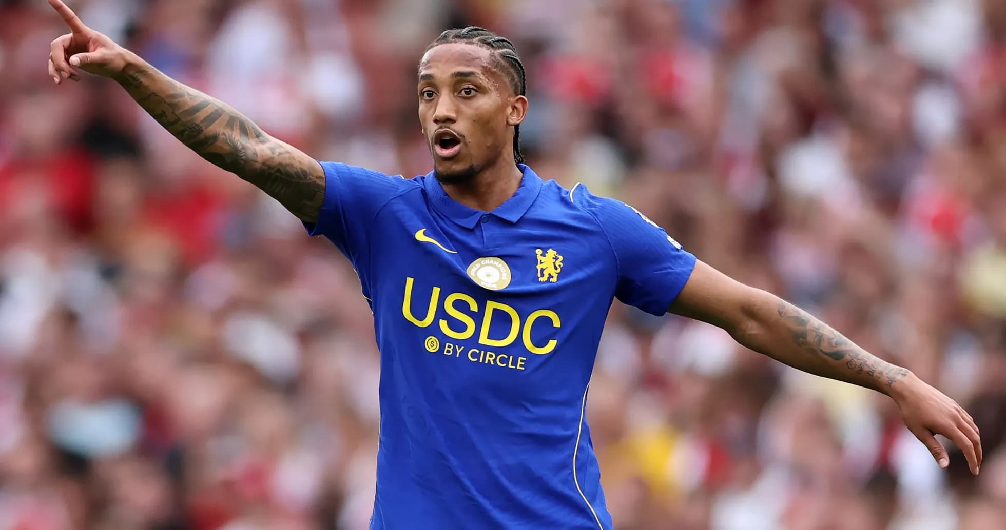 Joueur de Chelsea indiquant une direction sur le terrain Joueur de Chelsea indiquant une direction sur le terrain