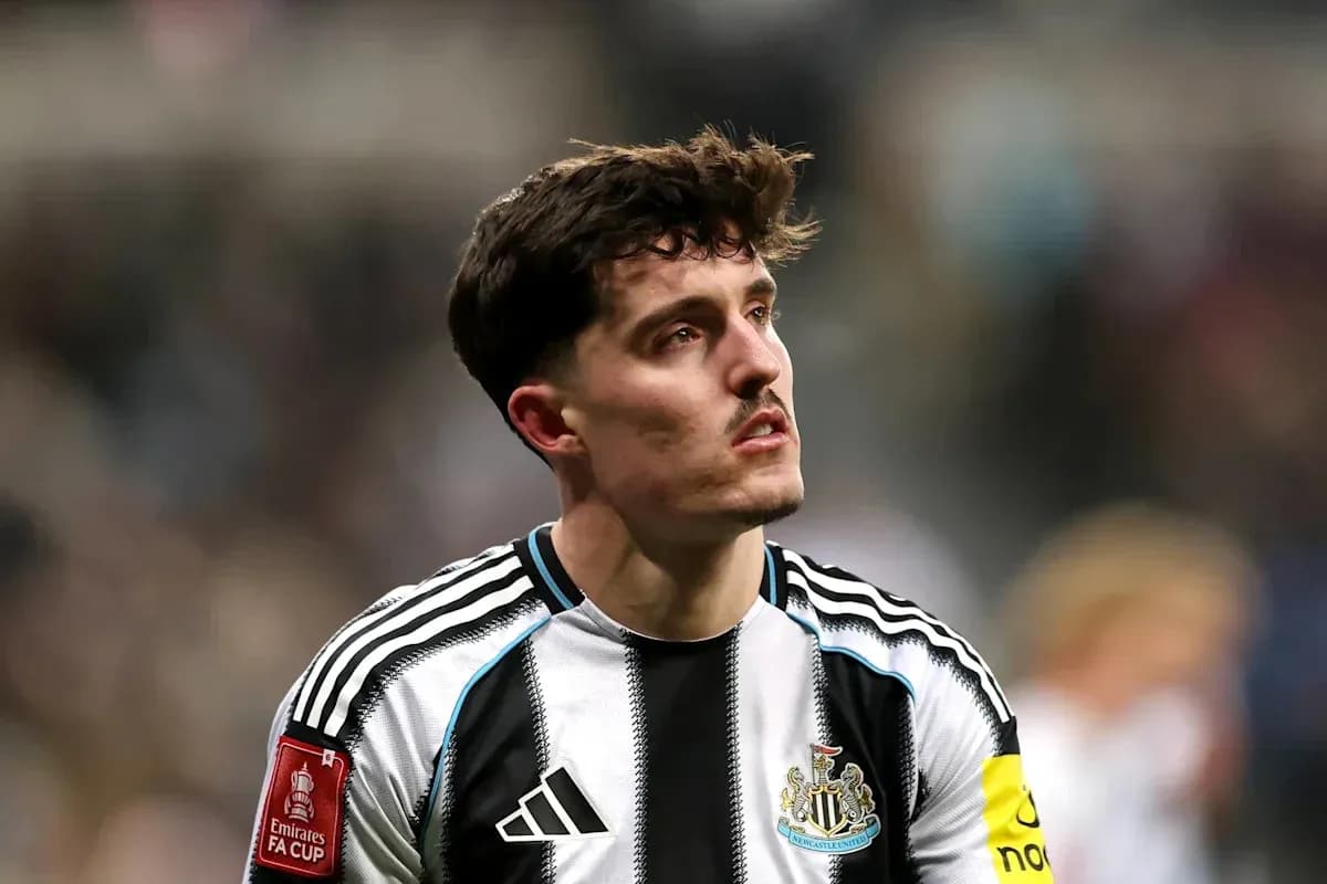 Joueur de Newcastle United sur le terrain après match Joueur de Newcastle United sur le terrain après match