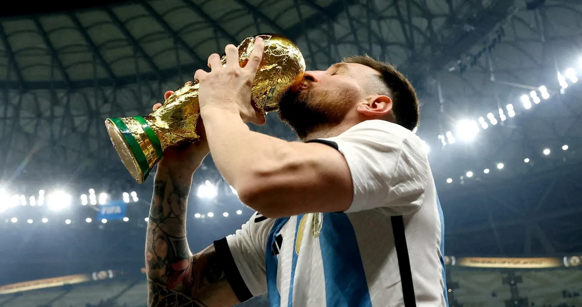 Joueur levant le trophée de la Coupe du Monde Joueur levant le trophée de la Coupe du Monde