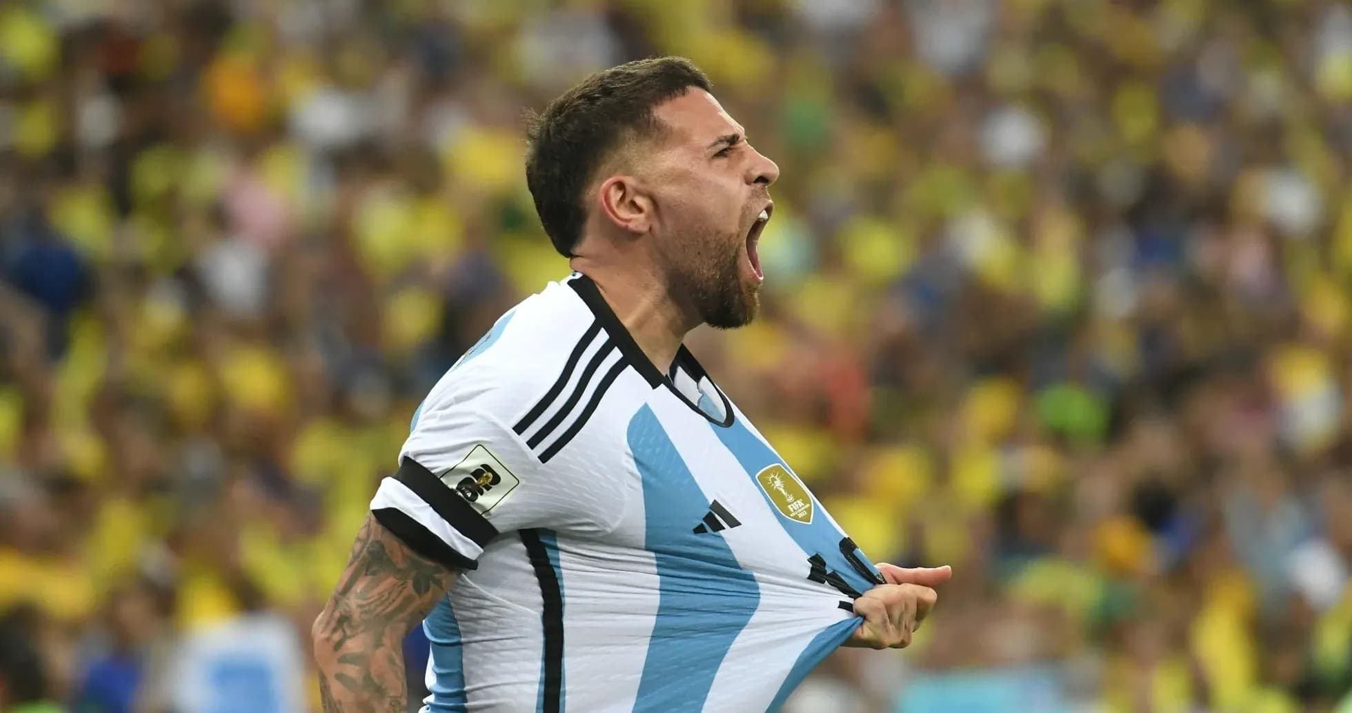 Joueur argentin célébrant un but avec enthousiasme Joueur argentin célébrant un but avec enthousiasme