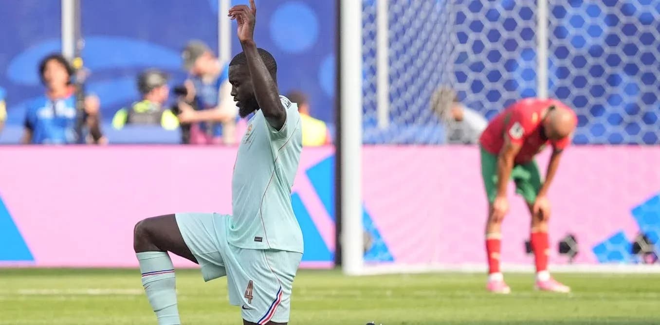 Joueur s'agenouillant sur le terrain pendant un match Joueur s'agenouillant sur le terrain pendant un match