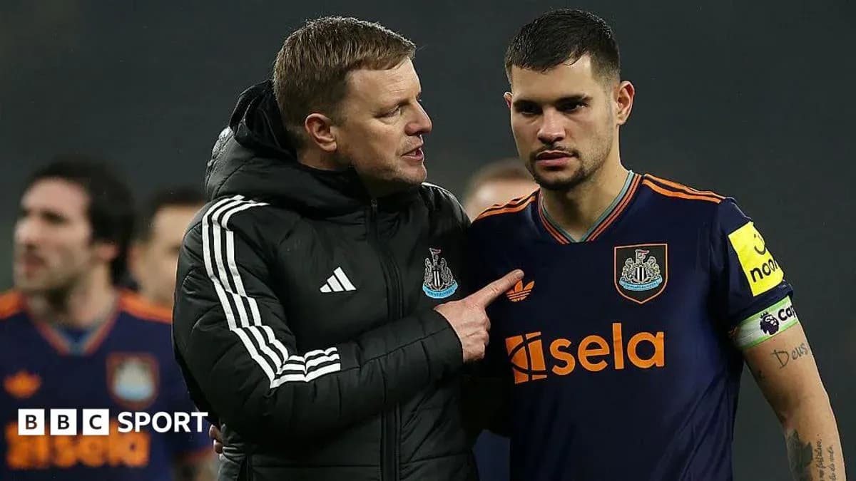 Entraîneur discutant avec joueur de Newcastle après le match Entraîneur discutant avec joueur de Newcastle après le match