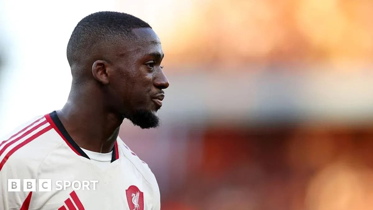Joueur de Liverpool en tenue de match sur le terrain Joueur de Liverpool en tenue de match sur le terrain