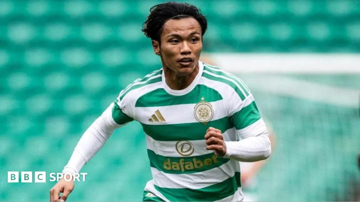 Joueur de Celtic courant sur le terrain de football Joueur de Celtic courant sur le terrain de football