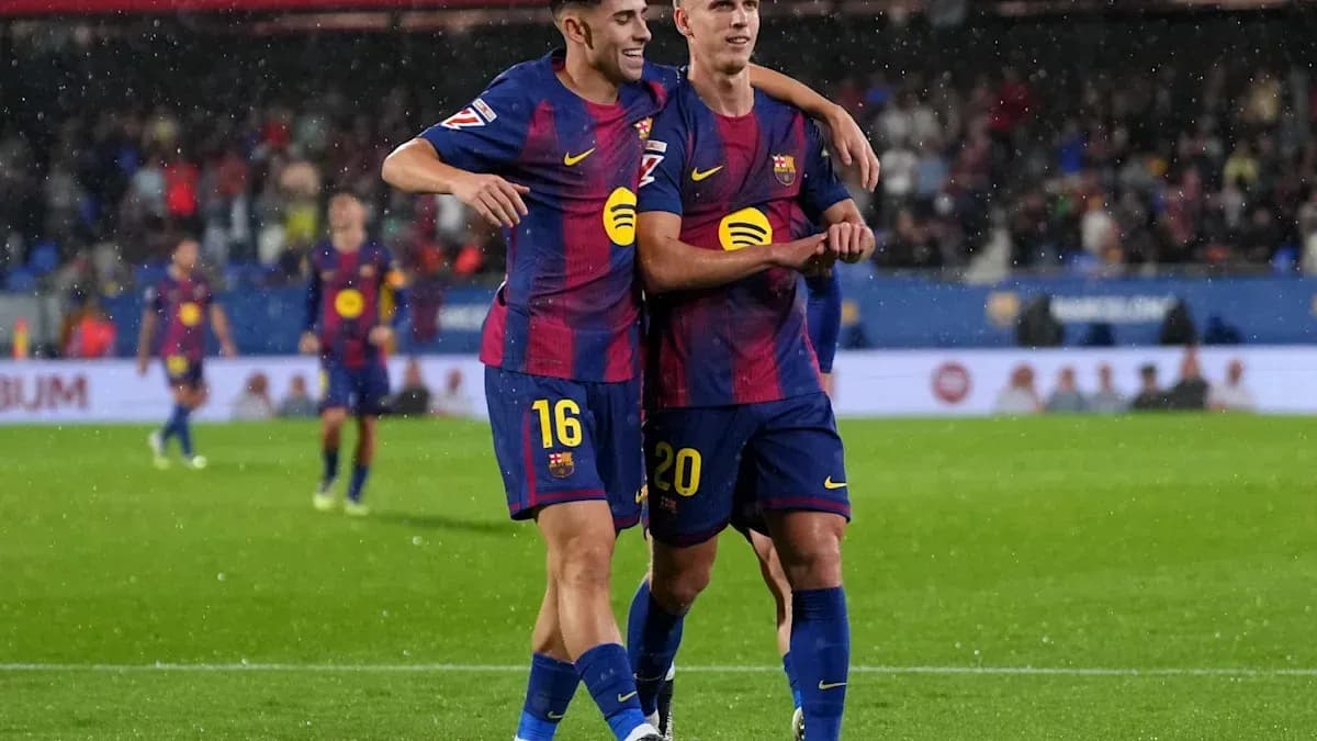 Joueurs de Barcelone célébrant un but sous la pluie Joueurs de Barcelone célébrant un but sous la pluie