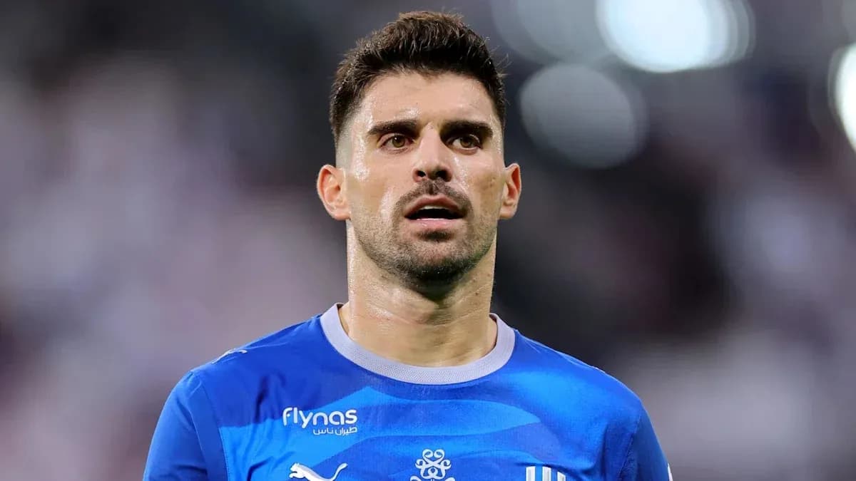 Joueur en maillot bleu pendant un match de football Joueur en maillot bleu pendant un match de football