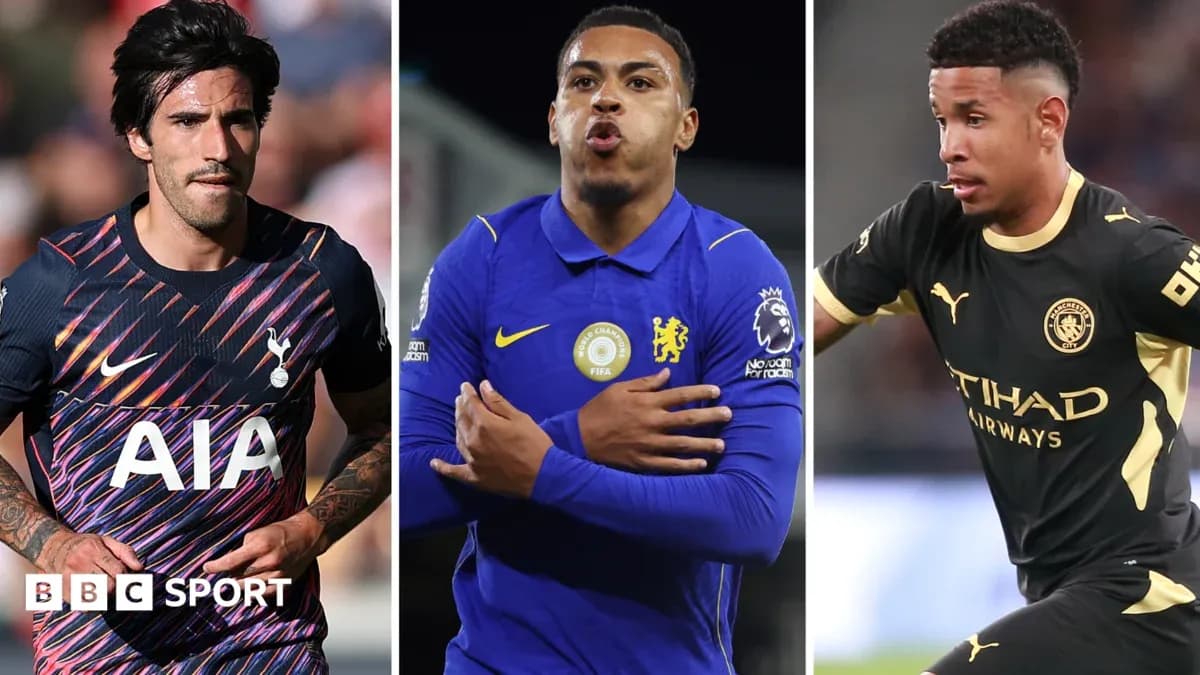 Trois joueurs de football en action sur le terrain Trois joueurs de football en action sur le terrain