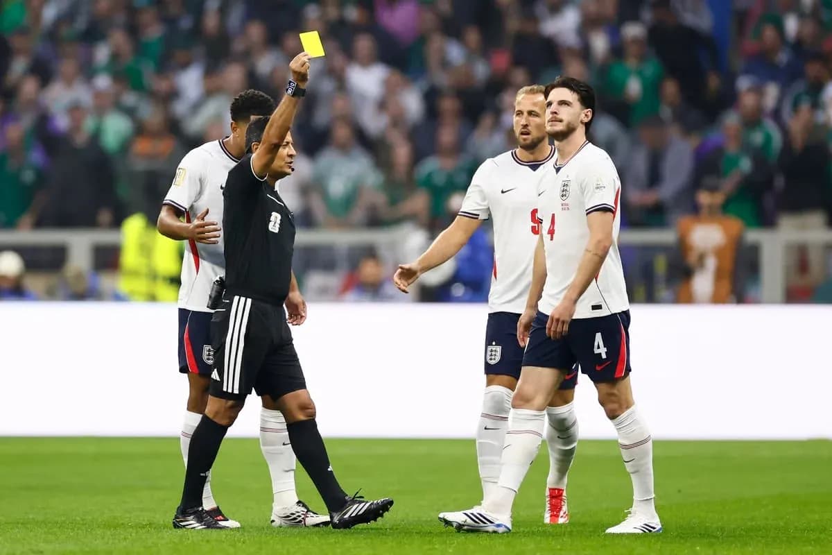 Arbitre brandissant un carton jaune lors du match Arbitre brandissant un carton jaune lors du match