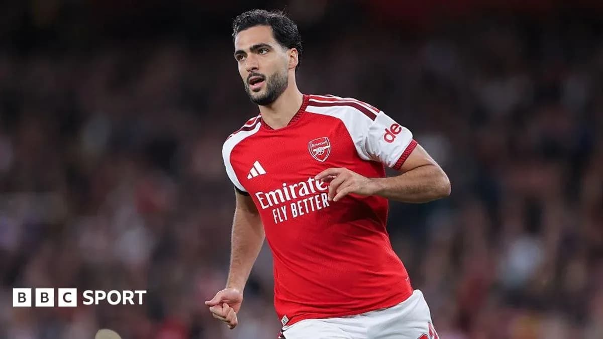 Joueur d'Arsenal en action sur le terrain Joueur d'Arsenal en action sur le terrain
