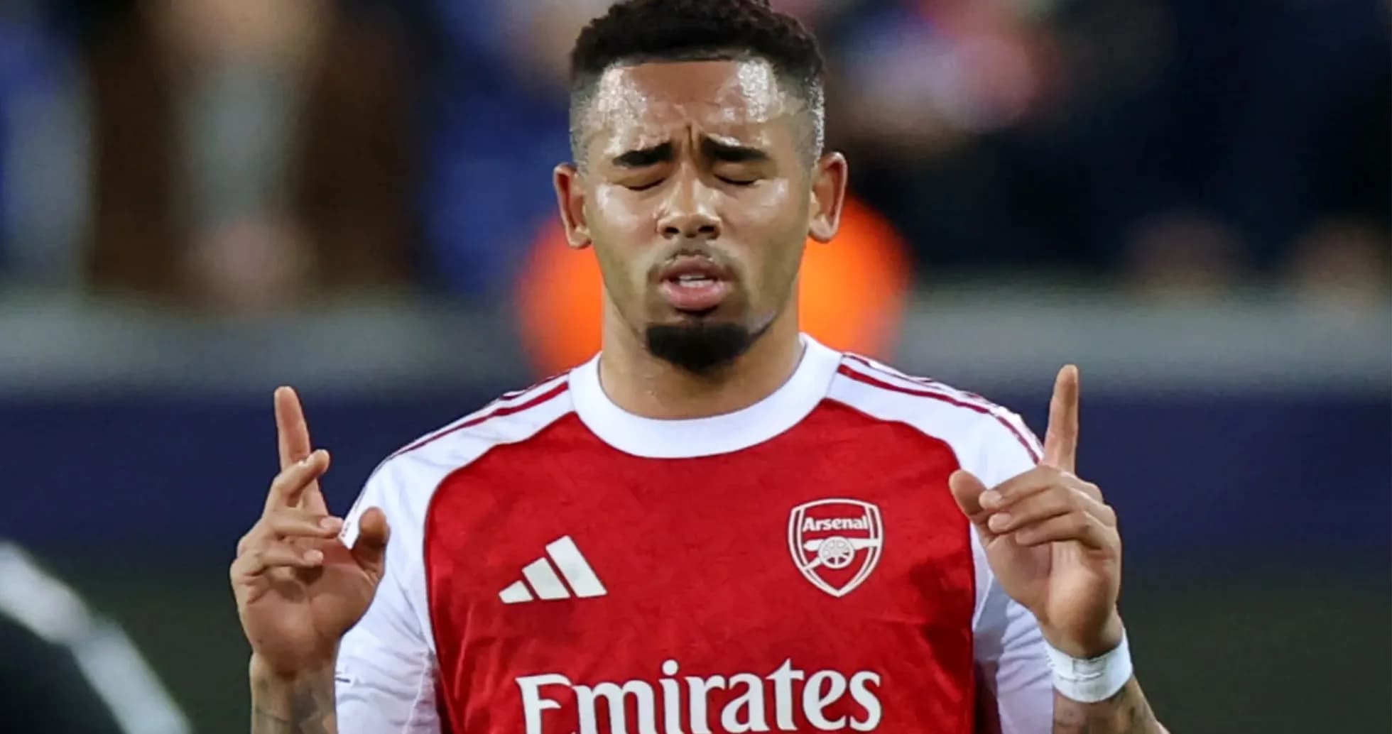 Joueur d'Arsenal levant les mains sur le terrain Joueur d'Arsenal levant les mains sur le terrain
