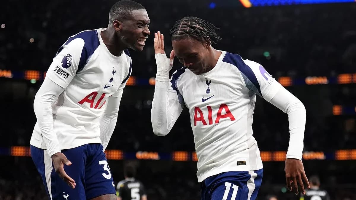 Joueurs de Tottenham célébrant un but Joueurs de Tottenham célébrant un but