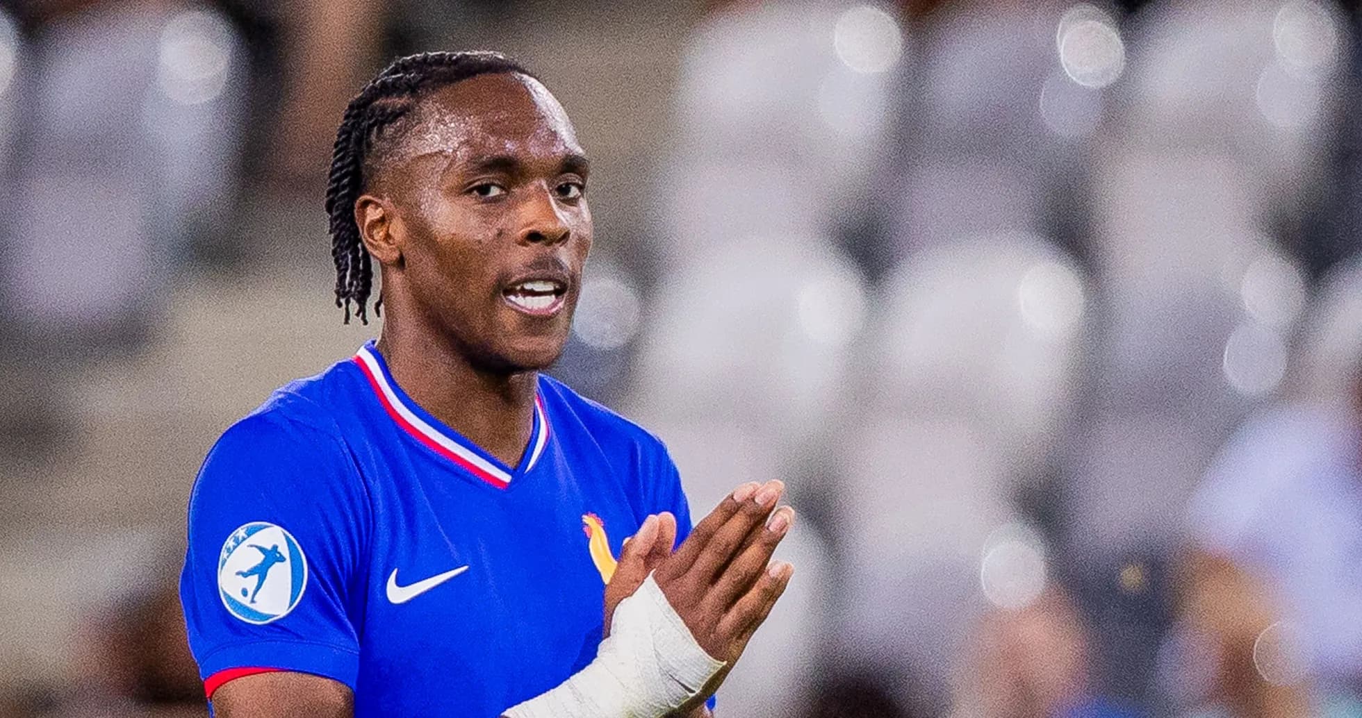 Joueur avec un maillot bleu lors d'un match Joueur avec un maillot bleu lors d'un match