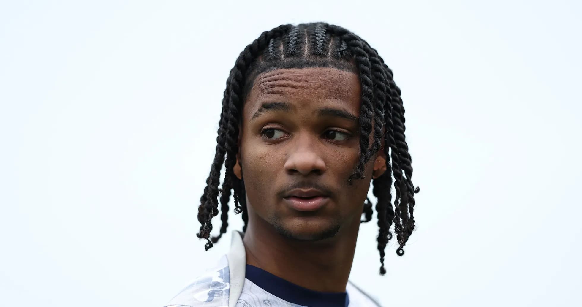 Joueur avec des cheveux tressés regardant sur le côté Joueur avec des cheveux tressés regardant sur le côté