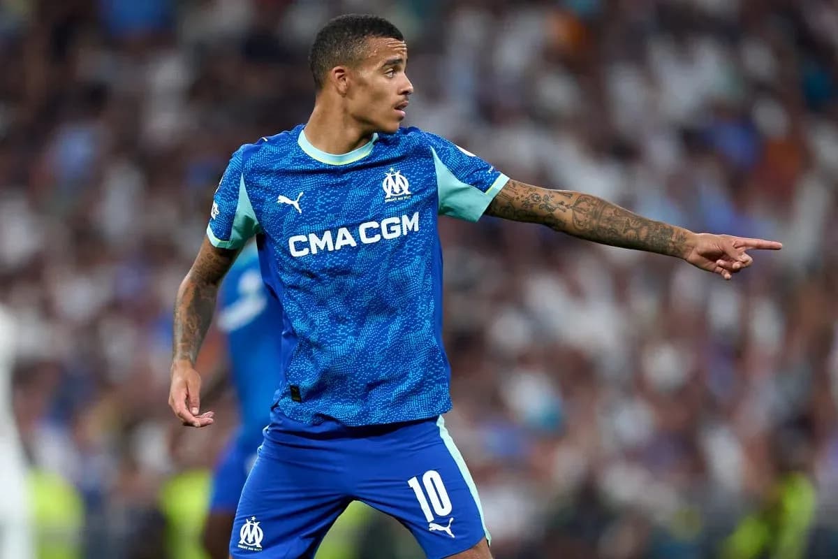 Joueur de l'OM indiquant une direction sur le terrain Joueur de l'OM indiquant une direction sur le terrain