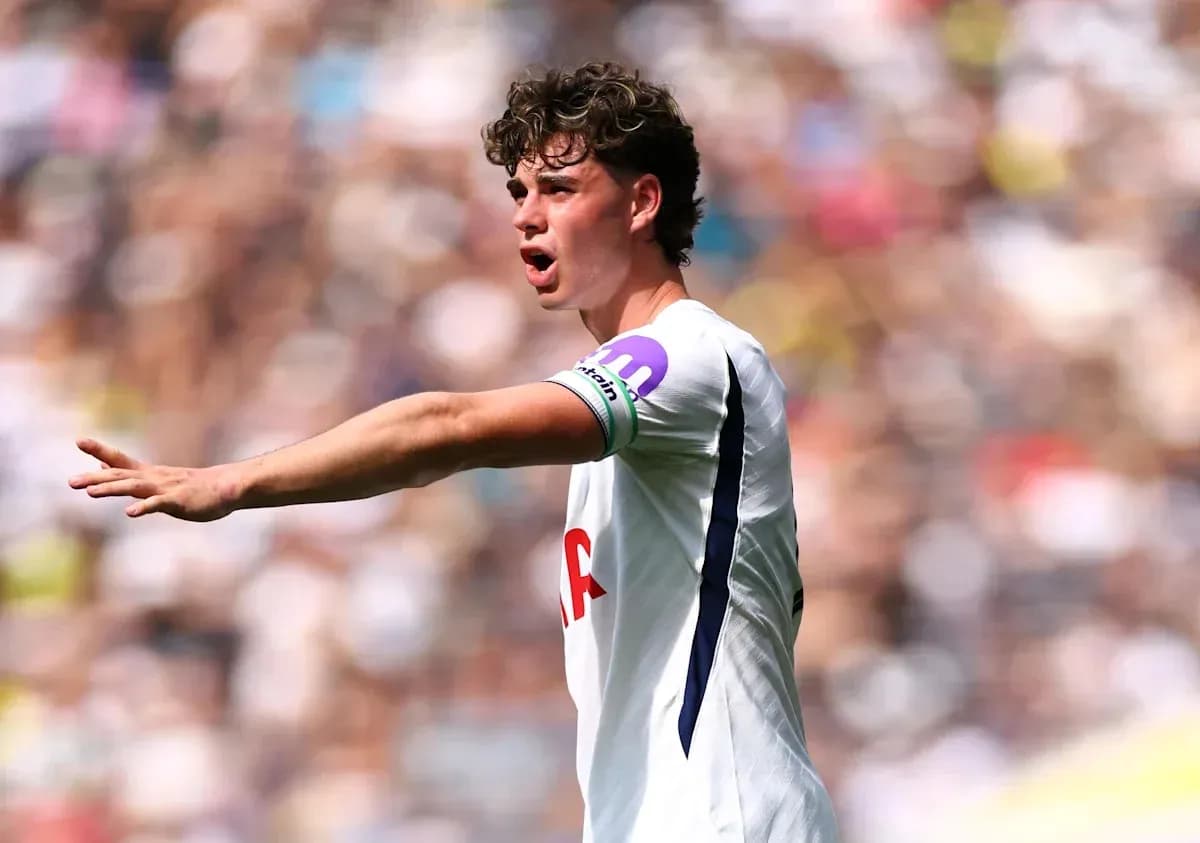 Joueur de Tottenham donnant des instructions sur le terrain Joueur de Tottenham donnant des instructions sur le terrain