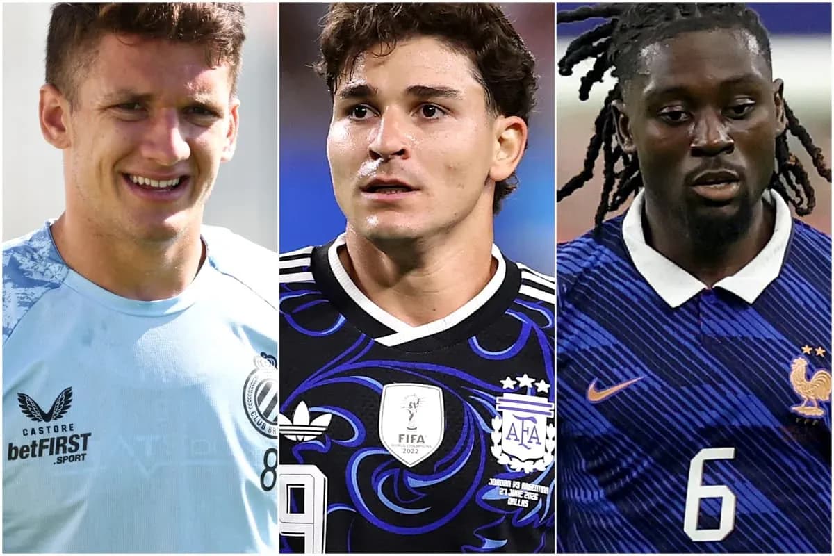 Trois joueurs de football en maillots d'équipe nationale Trois joueurs de football en maillots d'équipe nationale