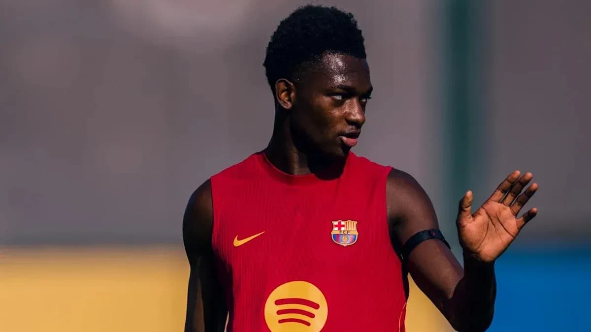 Joueur de Barcelone en entraînement, main levée Joueur de Barcelone en entraînement, main levée