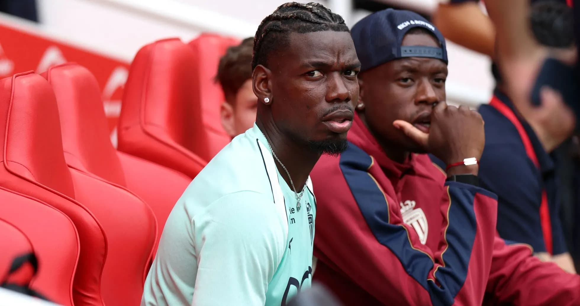 Joueurs assis sur le banc de touche pendant un match Joueurs assis sur le banc de touche pendant un match