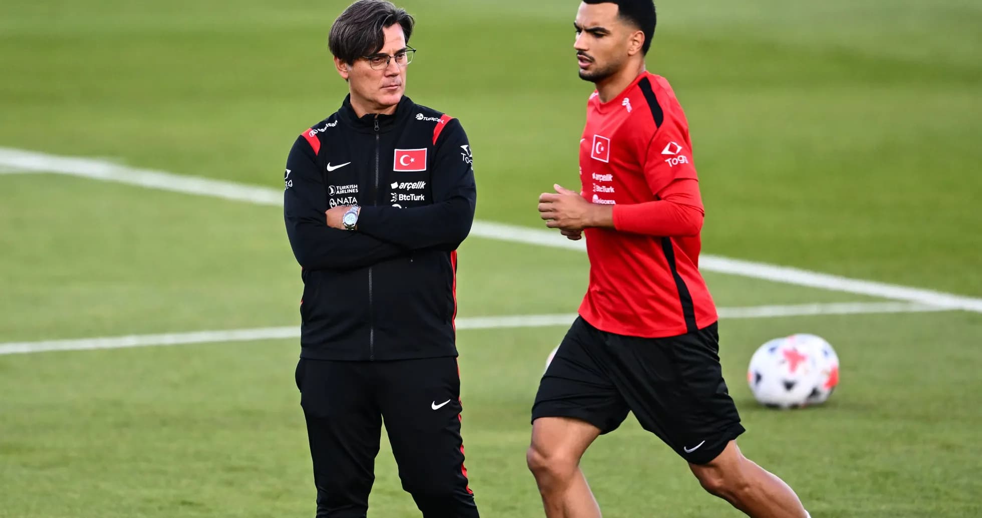 Entraîneur observant un joueur lors d'un entraînement Entraîneur observant un joueur lors d'un entraînement