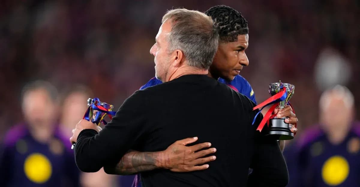 Entraîneur et joueur s'enlaçant avec trophées Entraîneur et joueur s'enlaçant avec trophées