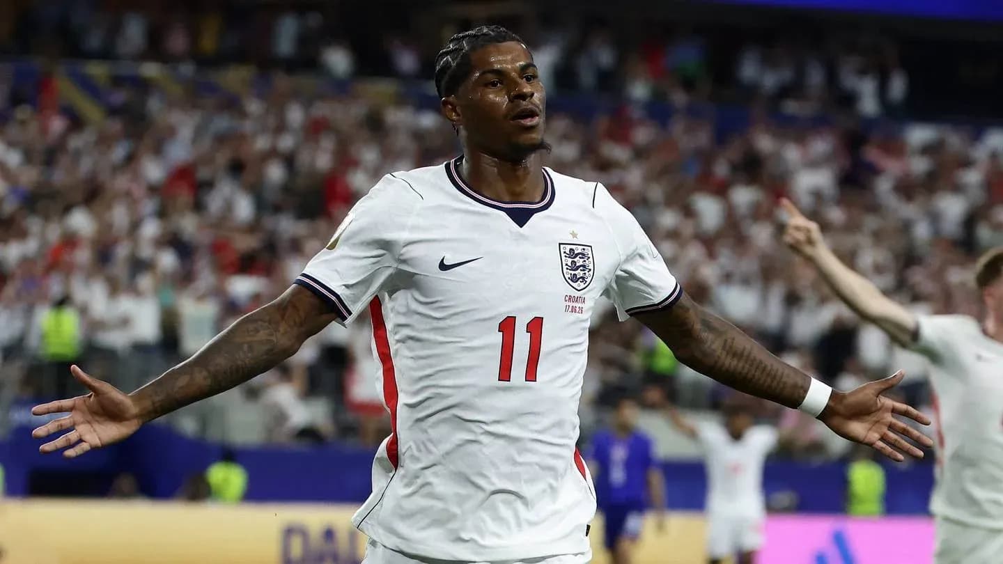 Joueur anglais célébrant un but devant les supporters Joueur anglais célébrant un but devant les supporters