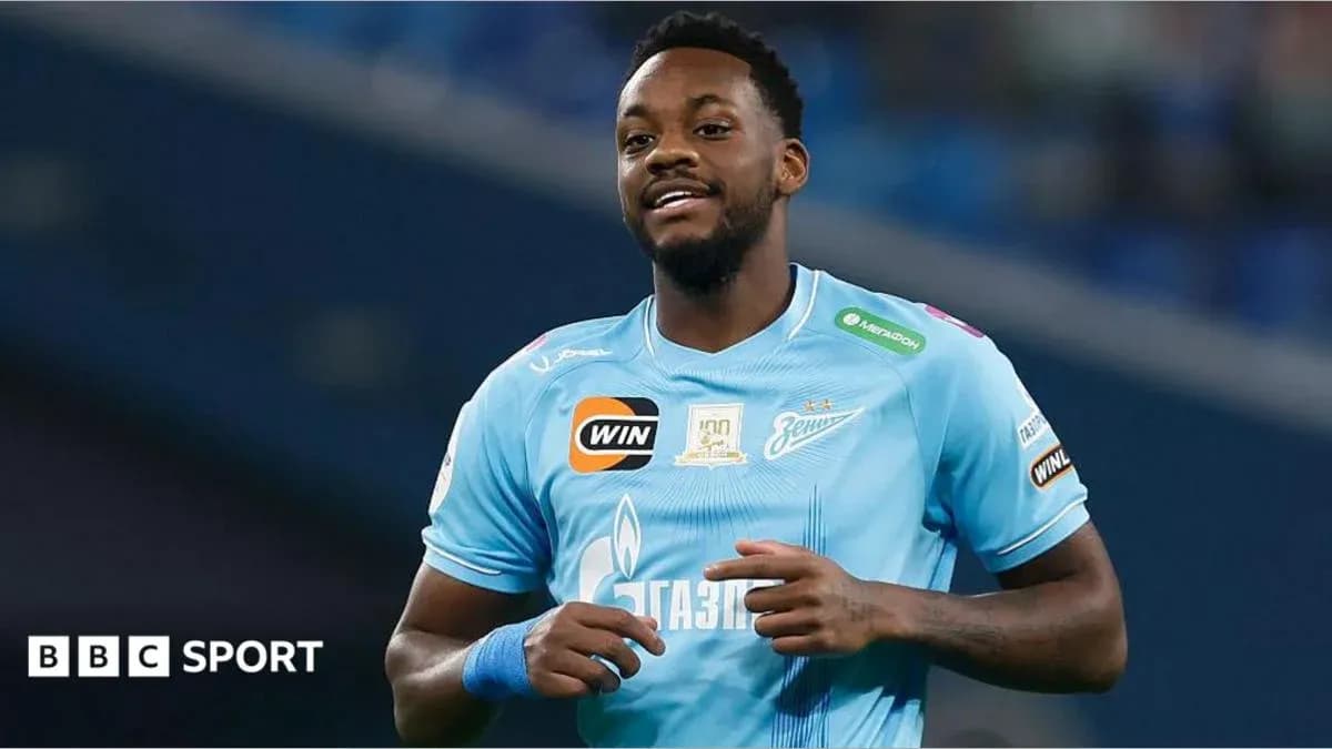 Joueur de football souriant en maillot bleu de Zenit Joueur de football souriant en maillot bleu de Zenit