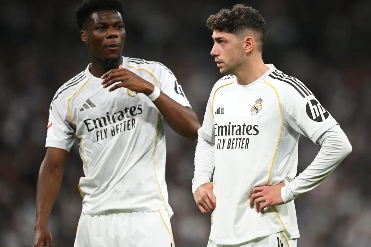 Deux joueurs du Real Madrid discutant sur le terrain Deux joueurs du Real Madrid discutant sur le terrain
