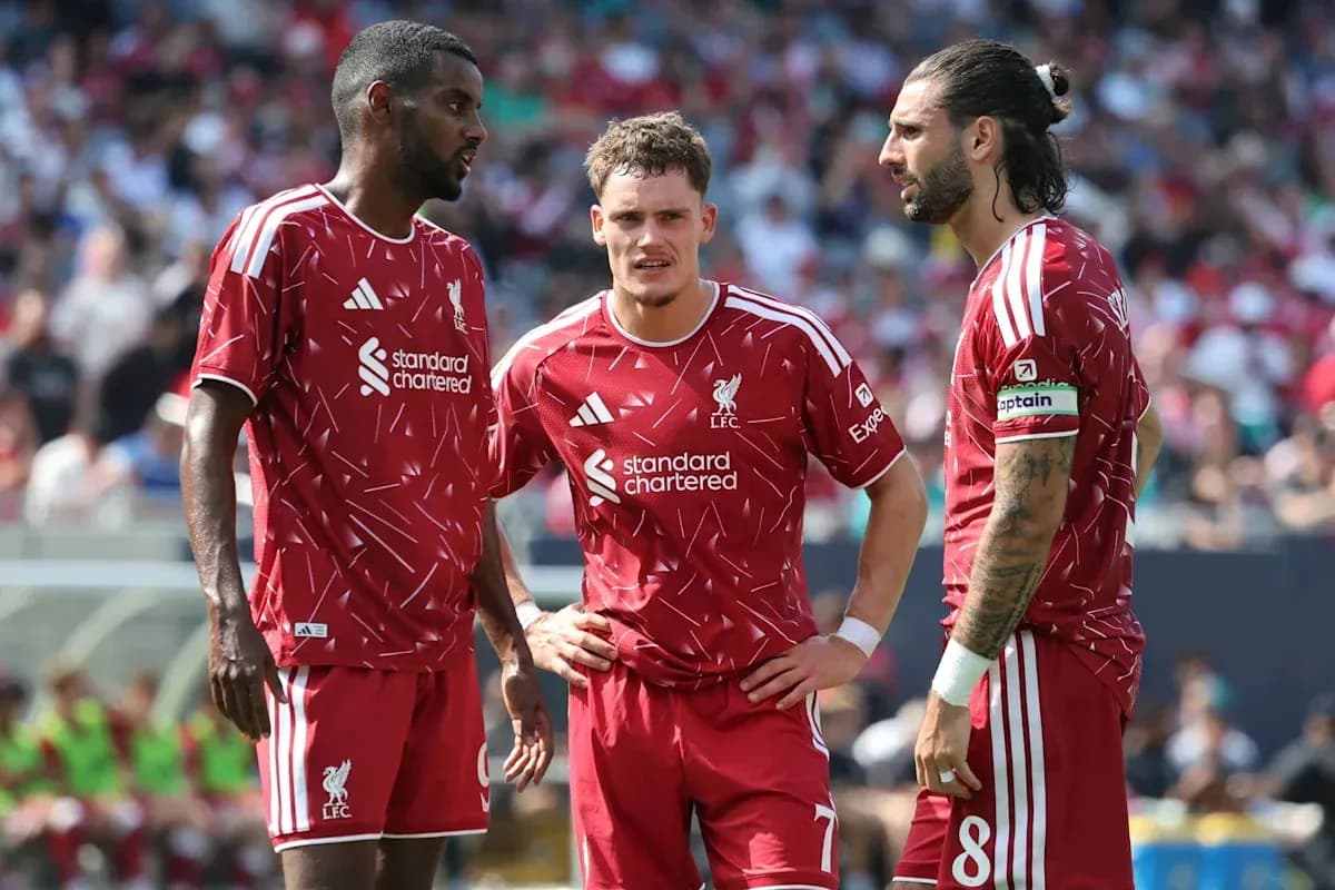 Trois joueurs de Liverpool discutant sur le terrain Trois joueurs de Liverpool discutant sur le terrain