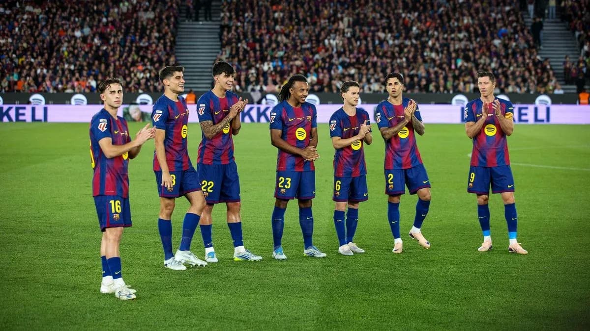 Joueurs du FC Barcelone applaudissant sur le terrain Joueurs du FC Barcelone applaudissant sur le terrain
