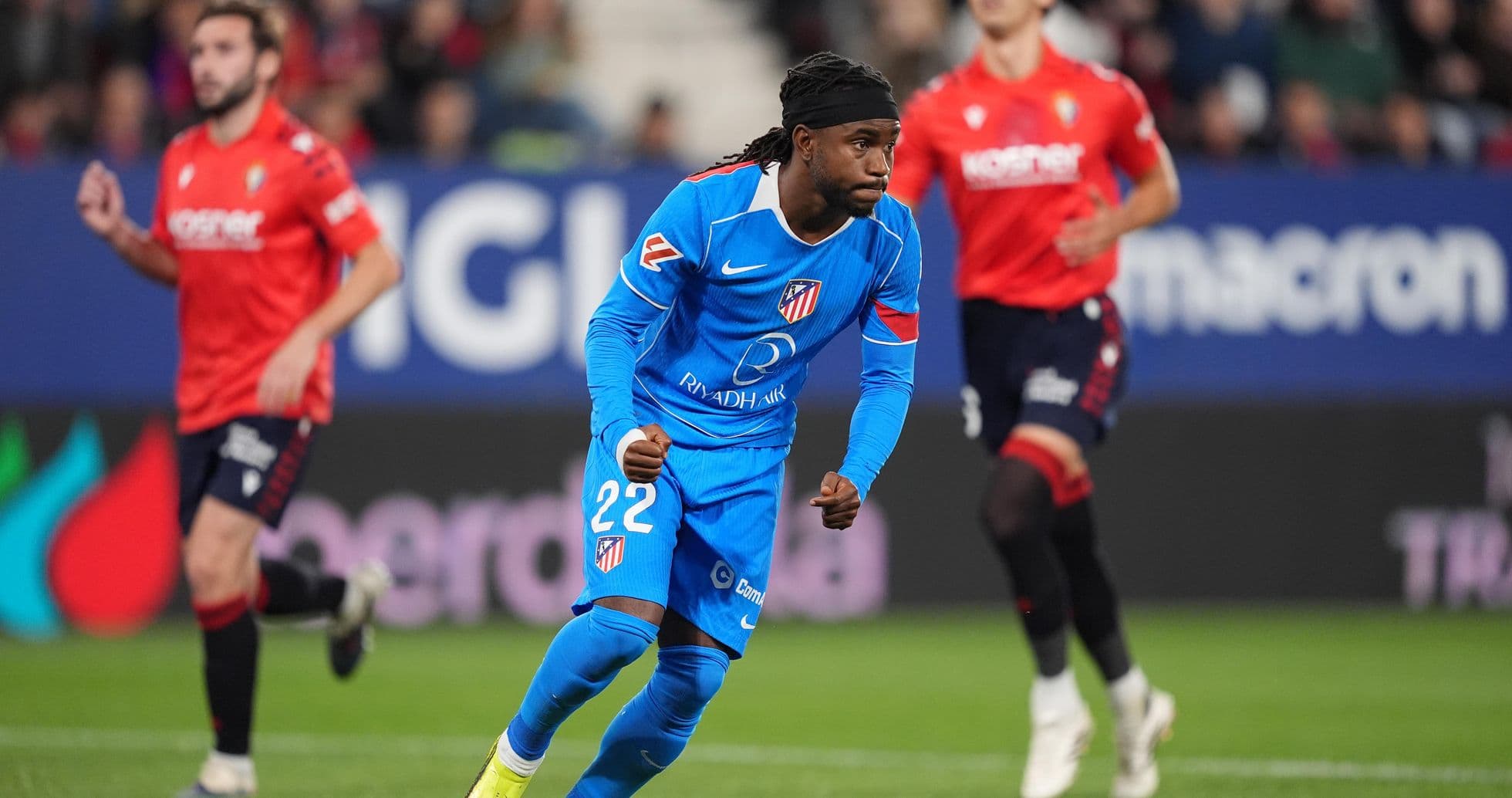 Joueur d'Atlético Madrid en action contre Osasuna Joueur d'Atlético Madrid en action contre Osasuna