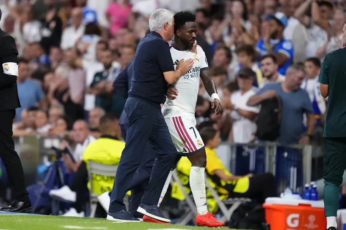 Entraîneur parlant à un joueur de Real Madrid Entraîneur parlant à un joueur de Real Madrid