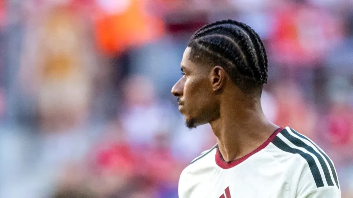 Joueur de football avec des tresses sur le terrain Joueur de football avec des tresses sur le terrain