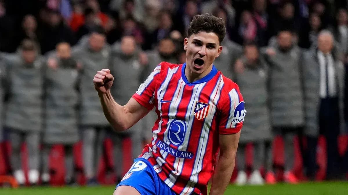 Joueur d'Atlético célébrant un but marqué Joueur d'Atlético célébrant un but marqué
